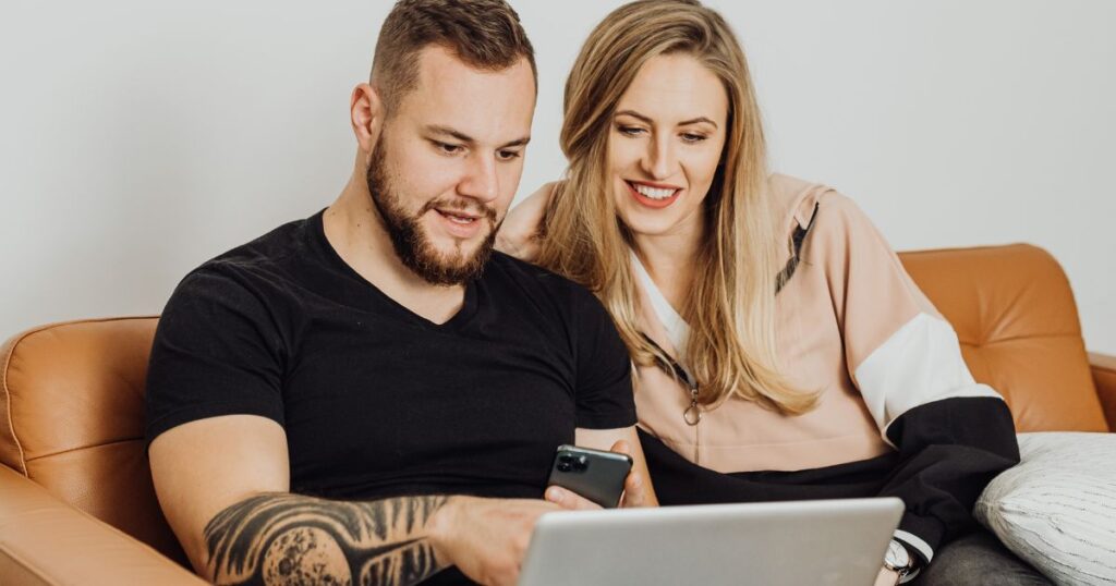 couple looking for a new home laptop
